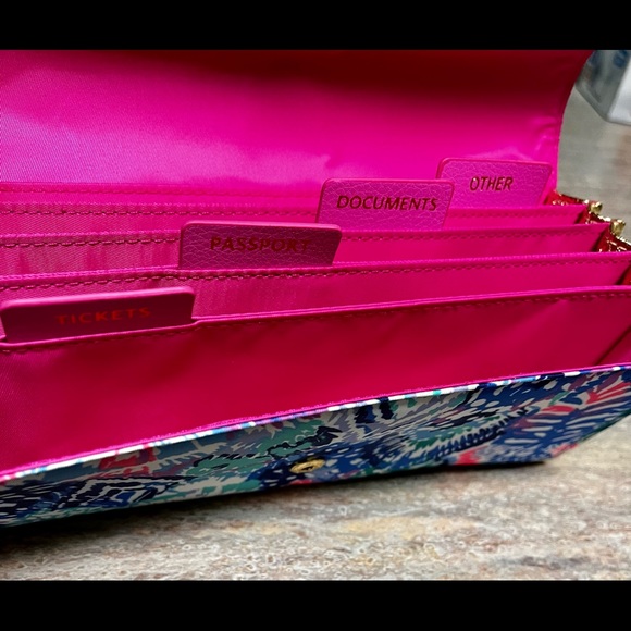 NWOT Lilly Pulitzer wallet organizer - Picture 6 of 16